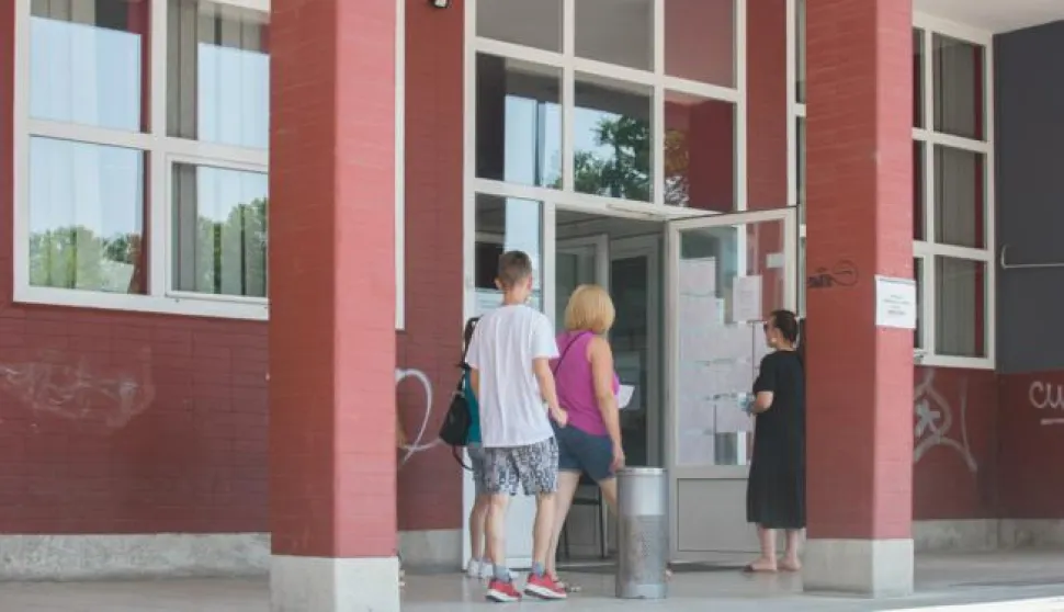 OSIJEK- 16.07.2021., Ispred zgrade Hrvatskog zavoda za zaposljavanje u Osijeku, burza rada, radna mjesta, slobodnjak, ilustracija.Foto: Andrea Ilakovac