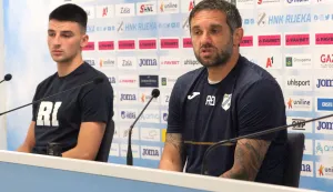 Rijeka, 20.08.2025. - Uoči sutrašnje utakmice 3. kola kvalifikacija za Europsku ligu protiv grčkog Paok-a u press centru stadiona Rujevica trener Rijeke Radomir Đalović i igrač Ante Matej Jurić održali su tiskovnu konferenciju. Na fotografiji Radomir Đalović i Ante Matej Jurić. foto HINA/ Miljenko KLEPAC/ mk