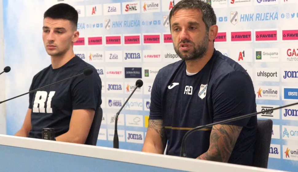 Rijeka, 20.08.2025. - Uoči sutrašnje utakmice 3. kola kvalifikacija za Europsku ligu protiv grčkog Paok-a u press centru stadiona Rujevica trener Rijeke Radomir Đalović i igrač Ante Matej Jurić održali su tiskovnu konferenciju. Na fotografiji Radomir Đalović i Ante Matej Jurić. foto HINA/ Miljenko KLEPAC/ mk