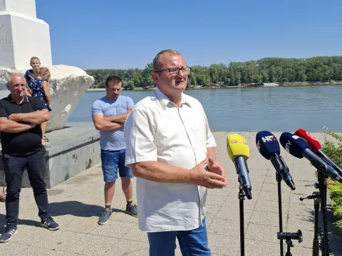 Vukovar, 20.08.2025. - Skupina stočara sa istoka Hrvatske, predvođena Antunom Golubovićem, održala je u srijedu, na ušću Vuke u Dunav, konferenciju za novinare na kojoj su najavili moguće prosvjede ako se stvari u stočarstvu ubrzo ne poprave. foto HINA/ ml