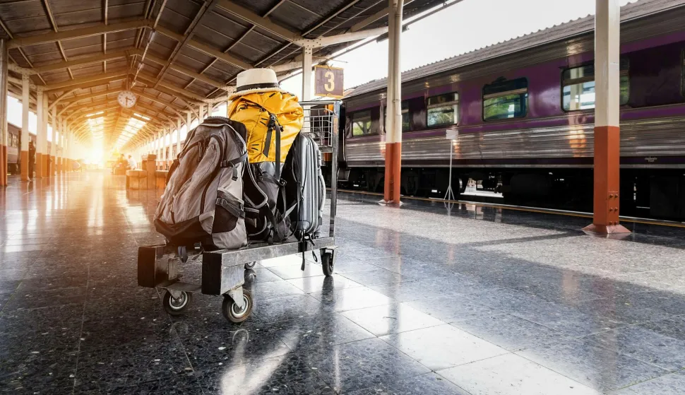 ŽELJEZNIČKI KOLODVOR ISELJAVENJE PUTOVANJE