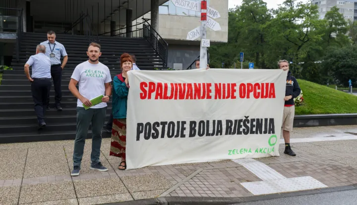 Zagreb, 21.08.2025.- Zelena akcija organizirala je akciju i konferenciju za medije ispred zgrade zagrebačke Gradske uprave zbog toga što je, kako kažu, "Grad Zagreb pokrenuo javnu raspravu o Studiji utjecaja na okoliš za planirani Centar za gospodarenje otpadom, koji uključuje pripremu otpada za dokazano štetno spaljivanje". Na fotografiji Marko Košak.foto HINA/ Admir BULJUBAŠIĆ/ abu