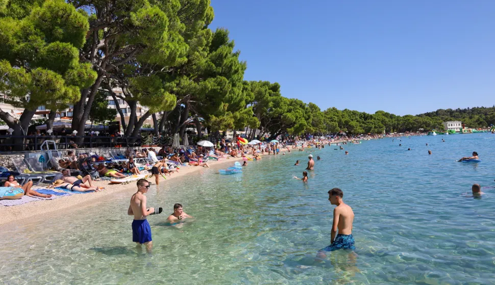 Makarska, 23.07.2025. - Kupači na plaži u Makarskoj. foto HINA/ Jure DIVIĆ/ tm