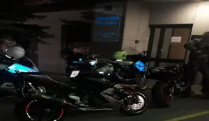 U noći s petka na subotu zagrebačka policija provela preventivno-represivnu akciju prema vozačima koji upravljaju tehnički neispravnim vozilimaFOTO: PU zagrebačka U noćnim satima, s petka na subotu odnosno 24. i 25. lipnja 2022. godine, policijski službenici II. postaje prometne policije Lučko pojačano su postupali prema vozačima koji u dane vikenda krše prometne propise upravljajući tehnički neispravnim vozilima te narušavaju javni red i mir radnjama vozilom u zoni stambenih zgrada te sudjeluju u "utrkama" na javnim prometnicama.U sklopu akcije, policijski službenici su pojačano postupali prema vozačima koji se neorganizirano okupljaju u zoni trgovačkog centra na području Novog Zagreba koji tijekom dolaska i odlaska s lokacije narušavaju mir građana stvaranjem buke ispušnim sustavima automobila i motocikala te proklizavanjem pogonskih kotača. Postupanjem je obuhvaćeno 40 vozila od kojih je 21 zbog sumnje u tehničku ispravnost upućeno na izvanredni tehnički pregled u Stanicu za tehnički pregled, a koja suradnja je prethodno dogovorena sa Centrom za vozila Hrvatske kako bi se utvrdile nadogradnje i preinake koje nisu u skladu s Pravilnikom o tehničkim uvjetima vozila u prometu na cestama i Pravilnikom o homologaciji vozila.  Od 21 vozila upućenog na izvanredni tehnički pregled, 11 je osobnih automobila te 10 motocikala. Obavljenim tehničkim pregledima 8 osobnih automobila je isključeno iz prometa zbog tehničke neispravnosti, a vozači su sankcionirani sukladno utvrđenim prekršajima. Kod jednog osobnog automobila utvrđena je neispravnost za koju je naplaćena novčana kazna te vozilo nije isključeno iz prometa. Dva osobna automobila su bila tehnički ispravna. Čak 10 motocikala isključeno je iz prometa radi tehničke neispravnosti, a vozači su sankcionirani sukladno utvrđenim prekršajima. Sedam motocikala, između ostalih, imali su neispravne ispušne sustave odnosno stvarali su prekomjernu buku. Povodom svega navedenog i ovom prilikom želimo skrenuti pažnju za sve ljubitelje "brzina" i "utrka" da ceste nisu površine namijenjene za takvu vrstu dokazivanja svojih vozačkih sposobnosti i vještina, kao i tehničkih mogućnosti te karakteristika njihovih vozila već za to postoje posebno namijenjene površine uz posebne sigurnosne mjere te uz kontrolirane uvjete na kojima se takve utrke mogu održavati, a da se ne dovodi u rizik njihova sigurnost niti sigurnost drugih sudionika u prometu.