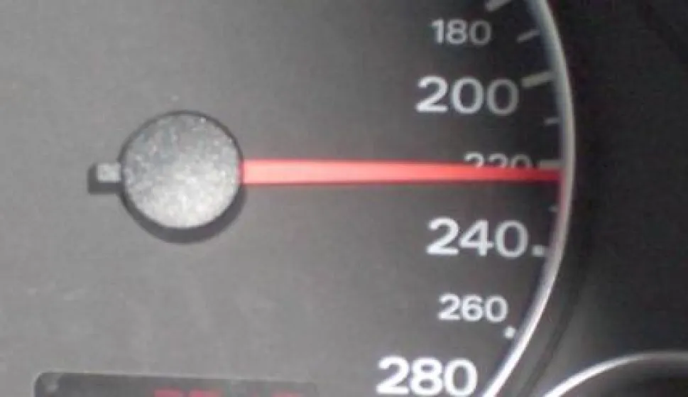 Preko 50 posto vozača vozi bre od 130 km/hPolovica hrvatskih vozača vozi bre nego to ograničenje na hrvatskim autocestama doputa - njih 50,13 posto izjavilo je da voze bre od 130 km/h. Zabrinjavajući je podatak kako 12,53 posto njih vozi bre od 200 km/h, pokazuju rezultati ankete web portala VidiAuto.com, na uzorku od 1500 ispitanika. Malo sporije, brzinom od oko 200 km/h vozi se 4,95 posto vozača. Jo sporije vozi čak jedna trećina hrvatskih vozača - prosječnom brzinom od oko 160 km/h vozi se 32,65 posto vozača. Prosječnom brzinom koja je doputena na naim autocestama - 130 km/h, vozi 42,48 posto vozača, a manjom brzinom od toga, u prosjeku oko 100 km/h vozi se mali broj vozača - 7,39 posto. Brzina je, prema izvjeću MUP-a za 2009. godinu i dalje na vrhu okolnosti koje su prethodile prometnim nesrećama. Tako su u proloj godini zbog nepropisne brzine poginule 52 osobe, a 251 osoba poginula je u nesrećama zbog brzine neprimjerene uvjetima na cesti. Ukupno je u 2009. godini poginulo 519 osoba.------crna2 st color