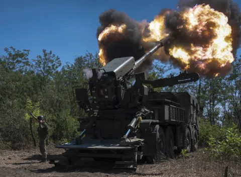 epa12313109 Servicemen of the 44th Separate Artillery Brigade fire the 2S22 'Bohdana' on the frontline in the Zaporizhzhia region, Ukraine, 20 August 2025, amid the ongoing Russian invasion. The Bohdana is a 155 mm NATO-standard caliber, self-propelled howitzer developed in Ukraine. EPA/STRINGER