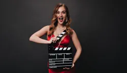 Cool lady in red dress posing with clapperboard on black background. Hollywood star in silk outfit posing on isolated backdropfilm snimanje glumica ilustracija freepik 