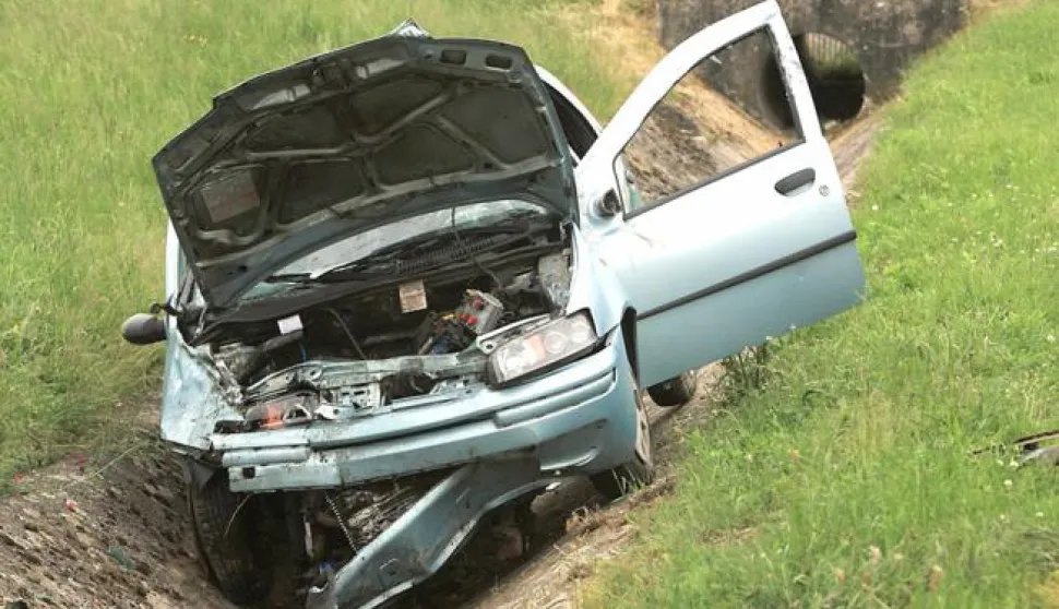 17.05.2011., Velika Gorica - Osobni automobil zavrsio je u odvodnom kanalu uz Velikogoricku cestu, zbog neoprezne voznje drugog vozaca.Photo: Zeljko Hladika/PIXSELL------2 st colorcrna kronika