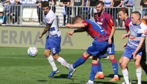 Osijek, 27. 04. 2025, Opus Arena, nogomet, SuperSport HNL24/25, Osijek - Hajduk, Hrvoje Babec (6) i Vedran Jugović (7).snimio GOJKO MITIĆ