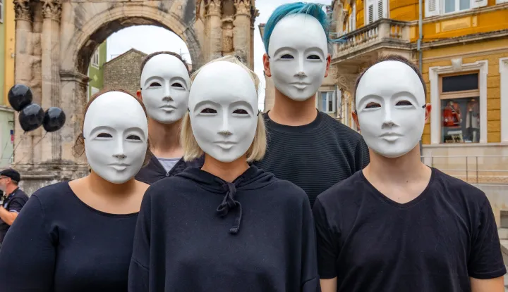 22.09.2020., Pula - rSigurna kuca Istra danas je na pulskoj Portarati pustanjem crnih balona odala pocast svim zenama zrtvama obiteljskog nasilja te tako obiljezila Nacionalni dan borbe protiv nasilja nad zenama. rPhoto: Srecko Niketic/PIXSELL