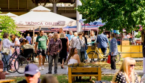 Osijek, Tržnica, 23. 08. 2025., In Da Brunch, događaj; tržnica; park; glazba; hrana; posjetitelji; gužva