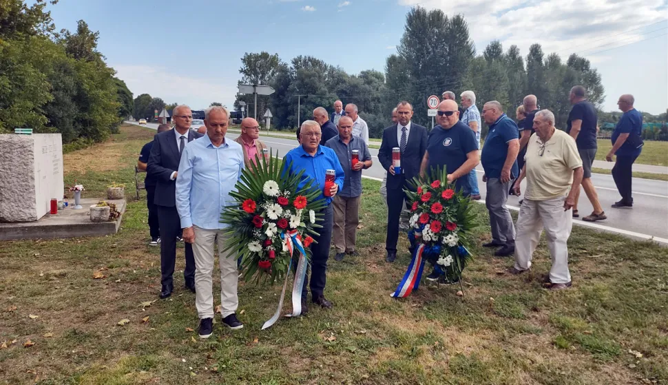 Osijek, 23.8.2025. - Polaganjem vijenaca kod drvenog križa na Biljskoj cesti u subotu je obilježena 34. godišnjica protjerivanja 20.000 stanovnika Baranje nesrpske nacionalnosti, koja je završila 23. kolovoza 1991. godine velikosrpskom okupacijom tog dijela Hrvatske. foto HINA/ Tomislav PRUSINA/ tp