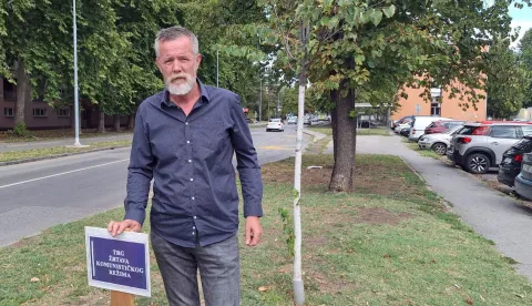 ovodom Europskog dana sjećanja na žrtve svih totalitarnih i autoritarnih režima u Svačićevoj ulici u Osijeku HSP Osječko-baranjske županije postavio je ploču s natpisom "Trg žrtava komunističkog režima.Na slici Drago Marković, poznati osječki pravaš i predsjednik Udruge dr. Ante Starčević