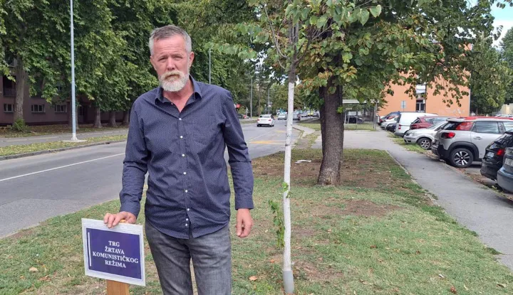 ovodom Europskog dana sjećanja na žrtve svih totalitarnih i autoritarnih režima u Svačićevoj ulici u Osijeku HSP Osječko-baranjske županije postavio je ploču s natpisom "Trg žrtava komunističkog režima.Na slici Drago Marković, poznati osječki pravaš i predsjednik Udruge dr. Ante Starčević