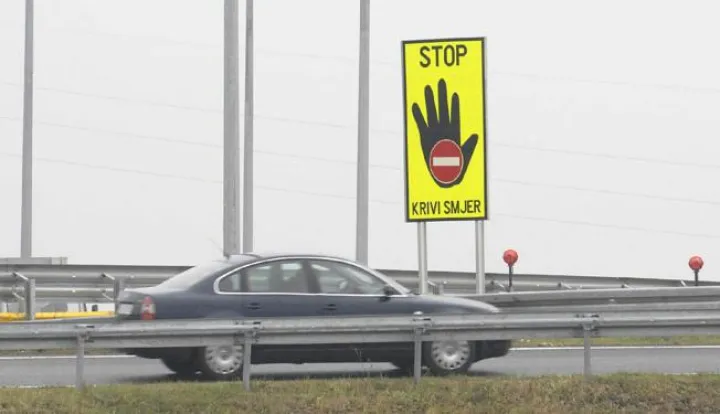 ?29.11.2008.,Karlovac - Zbog voznje u zabranjenom smjeru na autocesti A1 kod Bosiljeva sinoc oko 22,30 sati sudarila su se dva automobila, pri cemu su dvije osobe tesko ozlijedjene, a jedna lakse.Policija navodi kako je 63-godisnji vozac osobnog automobila "Alfa Romeo" iz Koprivnice, nakon ulaska na auto-cestu u cvoru Bosiljevo krenuo u smjeru mora, iako je to dio autoceste kojom se prometuje prema Zagrebu, te je na 63. kilometru udario u "Hondu" koju je vozio 24-godisnjak iz Ogulina. Teske tjelesne ozljede zadobila su oba vozaca, a lakse putnik iz "Honde". Buduci da je zbog ulaza u krivi smjer u Bosiljevu prosle godine vec doslo do teske prometne nesrece sa smrtnim ishodom, ovog je travnja u Bosiljevu postavljena visemetarska velika ploca s prikazom rasirene sake i tekstom "STOP, KRIVI SMJER".Photo Kristina Stedul Fabac/Vecernji list------crna4 st