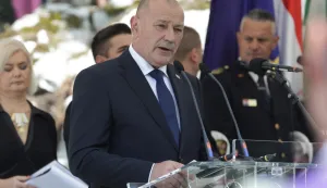 Potpredsjednik Vlade ministar Tomo Medved na posljednjem ispraćaju i ukopu posmrtnih ostataka 814 žrtava iz Drugog svjetskog rata i poraća, ekshumiranih iz masovne grobnice, jame Jazovke. Na fotografiji Tomo Medved. foto HINA/ Admir BULJUBAŠIĆ/ abu