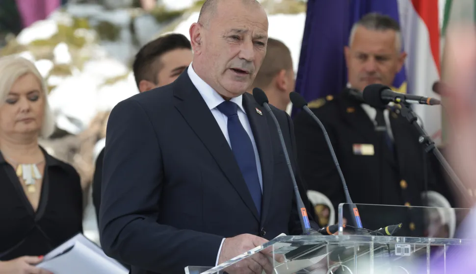 Potpredsjednik Vlade ministar Tomo Medved na posljednjem ispraćaju i ukopu posmrtnih ostataka 814 žrtava iz Drugog svjetskog rata i poraća, ekshumiranih iz masovne grobnice, jame Jazovke. Na fotografiji Tomo Medved. foto HINA/ Admir BULJUBAŠIĆ/ abu