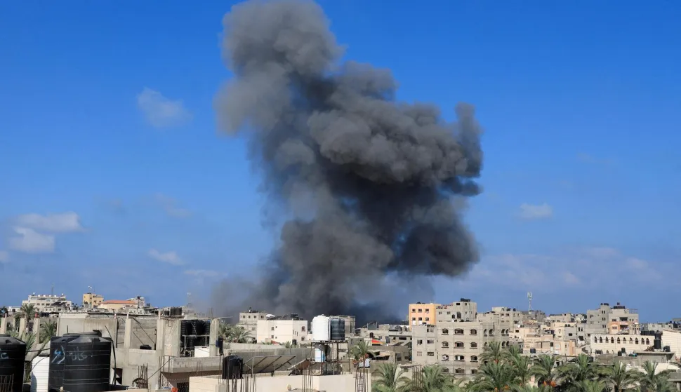 Smoke rises following an Israeli strike, in Deir Al-Balah, in the central Gaza Strip, August 23, 2025. REUTERS/Hatem Khaled  TPX IMAGES OF THE DAY Photo: HATEM KHALED/REUTERS