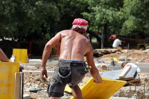 02.08.2017., Rijeka - Radnici na gradilistu djecjeg vrtica Djurdjice osvjezenje od vrucine pronalaze jedino u hladnoj vodi. rPhoto: Goran Kovacic/PIXSELL 