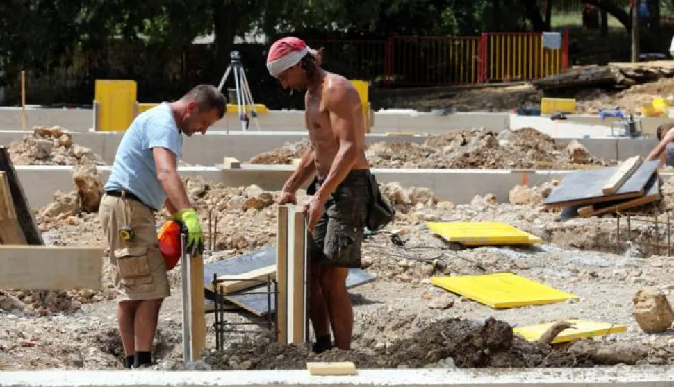 02.08.2017., Rijeka - Radnici na gradilistu djecjeg vrtica Djurdjice osvjezenje od vrucine pronalaze jedino u hladnoj vodi. Photo: Goran Kovacic/PIXSELL------tri stupca novosti
