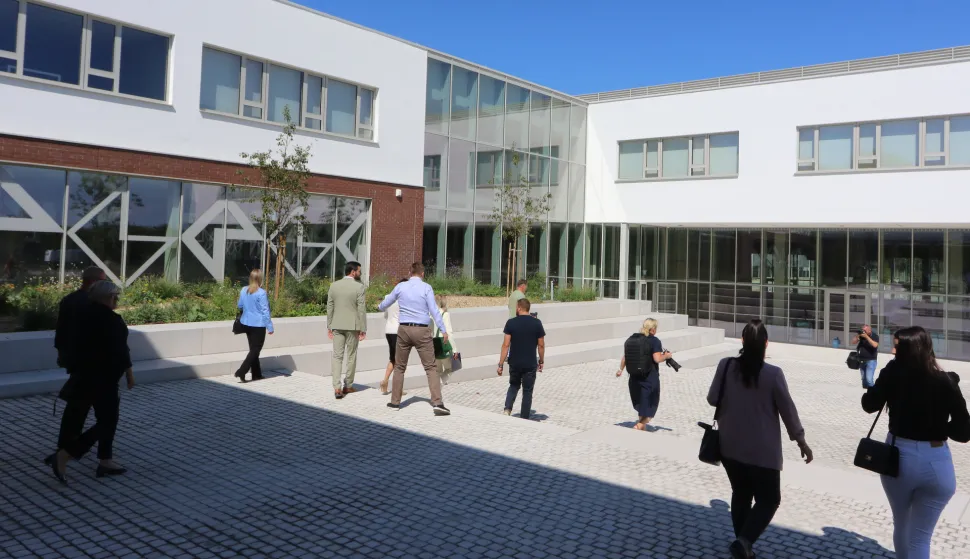 Osijek, 25. 08. 2025, I.gimnazija Osijek, gotovi radovi na zgradi.... obilazak završene I. gimnazije, Nataša Tramišak, Dragan Vulin...snimio GOJKO MITIĆ