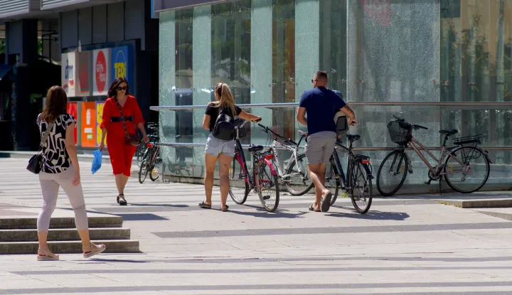 Osijek, 25. 08. 2025., slobodnjaci - vožnja bicikla na Trgu Slobode, biciklist; biciklisti; zabrana vožnje; trg; prolaznik; prolaznici; pješak; pješaciSNIMILA: LAURA BUNJEVAC