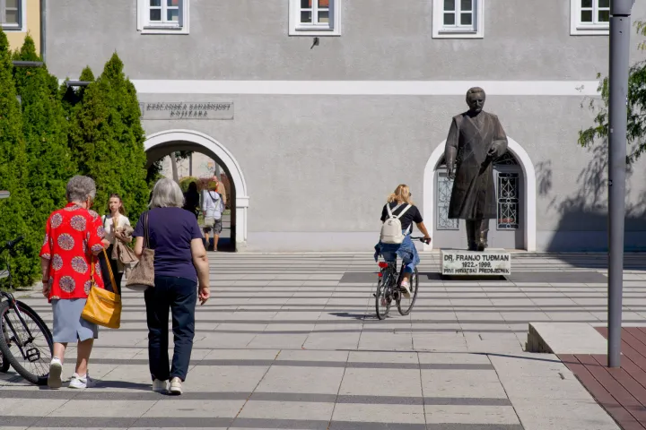 Osijek, 25. 08. 2025., slobodnjaci - vožnja bicikla na Trgu Slobode, biciklist; biciklisti; zabrana vožnje; trg; prolaznik; prolaznici; pješak; pješaciSNIMILA: LAURA BUNJEVAC
