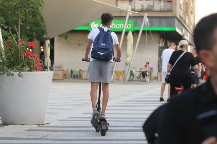 Osijek, 05. 06. 2025, Trg Slobode, oko 19 sati. Problem prometovanja električnim romobilima na Trgu Slobode, največi problem rade mladđi vozači e romobila.... žale se čitatelji. Ilustracija.snimio GOJKO MITIĆ