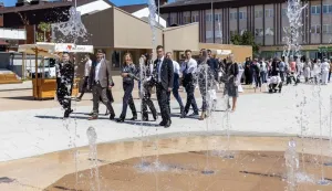 VINKOVCISvečano je otvoren, čak 35 dana prije planiranog završetka radova, rekonstruirani Trg Vinkovačkih jeseni, vrijedan 1,8 milijuna eura, financiran sa 74 posto iz fondova Europske unije, a s 26 posto iz gradskog proračuna.25. 8. 2025.