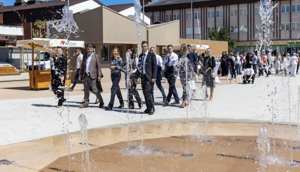 VINKOVCISvečano je otvoren, čak 35 dana prije planiranog završetka radova, rekonstruirani Trg Vinkovačkih jeseni, vrijedan 1,8 milijuna eura, financiran sa 74 posto iz fondova Europske unije, a s 26 posto iz gradskog proračuna.25. 8. 2025.