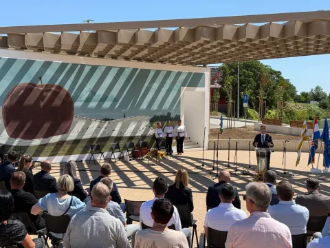 VINKOVCISvečano je otvoren, čak 35 dana prije planiranog završetka radova, rekonstruirani Trg Vinkovačkih jeseni, vrijedan 1,8 milijuna eura, financiran sa 74 posto iz fondova Europske unije, a s 26 posto iz gradskog proračuna.25. 8. 2025.