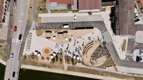 VINKOVCISvečano je otvoren, čak 35 dana prije planiranog završetka radova, rekonstruirani Trg Vinkovačkih jeseni, vrijedan 1,8 milijuna eura, financiran sa 74 posto iz fondova Europske unije, a s 26 posto iz gradskog proračuna.25. 8. 2025.