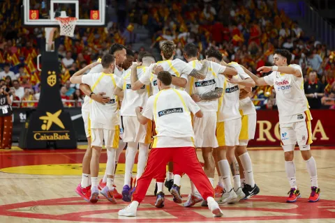epa12314878 Players of Spain huddle ahead of the international friendly basketball match between Spain and Germany, in Madrid, Spain, 21 August 2025. EPA/Mariscal
