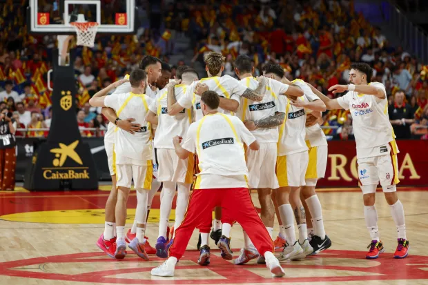 epa12314878 Players of Spain huddle ahead of the international friendly basketball match between Spain and Germany, in Madrid, Spain, 21 August 2025. EPA/Mariscal