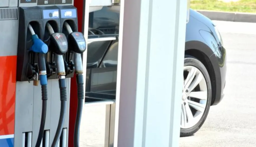 ?01.09.2015., Bjelovar, benzinska postaja - Vozaci automobila iznova su odahnuli nakon jos jednog, sestog u nizu pojeftinjenja goriva. Oni koji koriste diesel gorivo zadovoljni su jer je cijena pala na 8,30 kn/l, a najznacajnije je da se eurosuper nakon duzeg razdoblja spustio ispod magicne granice od 9 kuna po litri. Photo: Damir Spehar/PIXSELL------kolor 1x nvosti