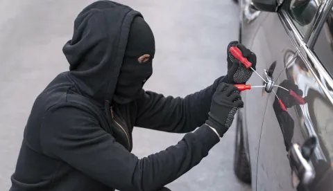 Ukraden novac iz jednog zaključanog i dva otključana automobila