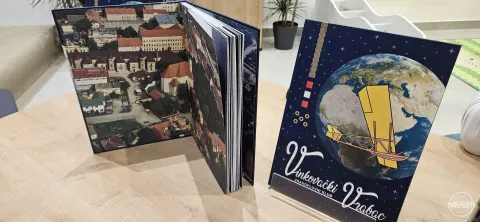 VINKOVCIStari Vinkovčani znaju, a i mladima je to sve poznatije, da je nedaleko od njihova grada mali aerodrom na koji mogu slijetati ultralaki i manji putnički zrakoplovi, a tu se može i pohađati &scaron;kola za pilote pod budnim okom iskusnog profesionalnog pilota Milana Mravinca, upravitelja Aerodroma Sopot i voditelja Zrakoplovne &scaron;kole pri Zrakoplovnom klubu Vrabac, osnovanom prije vi&scaron;e od tri desetljeća, o čemu govori monografija autora Ante Miljka, jednog od prvih vinkovačkih letača.2025.