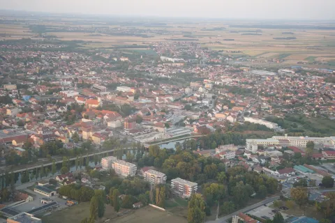 VINKOVCIStari Vinkovčani znaju, a i mladima je to sve poznatije, da je nedaleko od njihova grada mali aerodrom na koji mogu slijetati ultralaki i manji putnički zrakoplovi, a tu se može i pohađati &scaron;kola za pilote pod budnim okom iskusnog profesionalnog pilota Milana Mravinca, upravitelja Aerodroma Sopot i voditelja Zrakoplovne &scaron;kole pri Zrakoplovnom klubu Vrabac, osnovanom prije vi&scaron;e od tri desetljeća, o čemu govori monografija autora Ante Miljka, jednog od prvih vinkovačkih letača.2025.