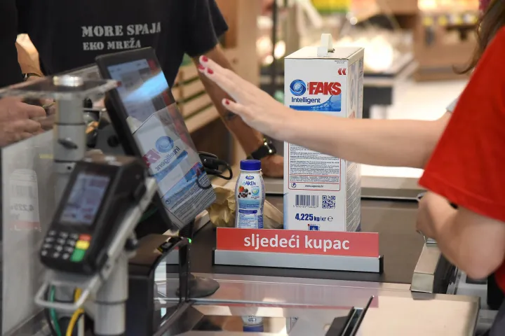 RIJEKA,24.07. 2025. RIJEKAKANTRIDA OTVARANJE NOVI MARKET TOMMY ILUSTRACIJA TRGOVINA POTROSACKA KOSARICA KUPAC KUPCI MALOPRODAJA CIJENA CIJENE PREHRANA KUPOVINA POSKUPLJENJE HRANA TRGOVACKI LANAC PDV POREZ KUCNE POTREPSTINE...AKCIJA SNIZENJE...NA FOTO: KASA BLAGAJNA BLAGAJNICASNIMIO SERGEJ DRECHSLER