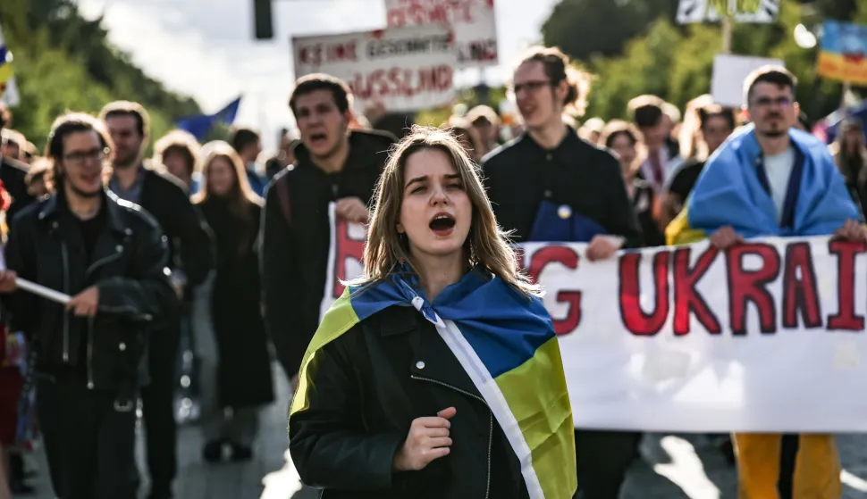epa12320100 People attend a demonstration to mark Ukraine's Independence Day in Berlin, Germany, 24 August 2025. Ukrainians are marking the 34th anniversary of their independence from the Soviet Union in 1991. EPA/FILIP SINGER