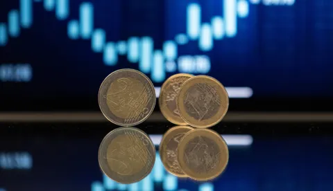 Zagreb, 22.02.2023 - Prvi put, u Hrvatskoj u srijedu je u 8 sati počeo upis državnih obveznica namijenjenih građanima, tzv. narodnih obveznica, minimalni ulog je 500 eura, a minimalna kamatna stopa koja će se obračunavati je 3,25 posto godi&scaron;nje.Ilustracija, kovanica, graf, inflacija, euro, bdp, obveznica.foto HINA/ Damir SENČAR/ ds