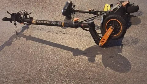 Dječak (14) se zabio električnim romobilom u automobil u osječkoj Retfali