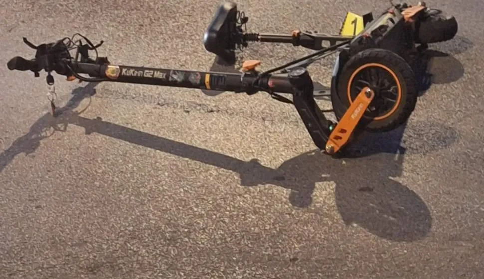 Dječak (14) se zabio električnim romobilom u automobil u osječkoj Retfali