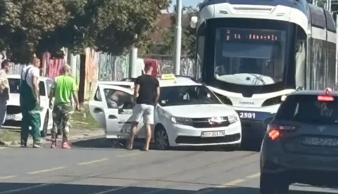 Sudar tramvaja i taksija u Divaltovoj ulici