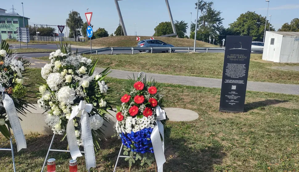 Osijek, 28.08.2025. - Kod Spomen obilježja "Posljednji kadar" u osječkom naselju Brijest u četvrtak je polaganjem vijenaca i paljenjem svijeća obilježena 34. godi&scaron;njica pogibije ratnog snimatelja Hrvatske radio televizije (HRT) Žarka Kaića. foto HINA/ Tomislav PRUSINA/ tm
