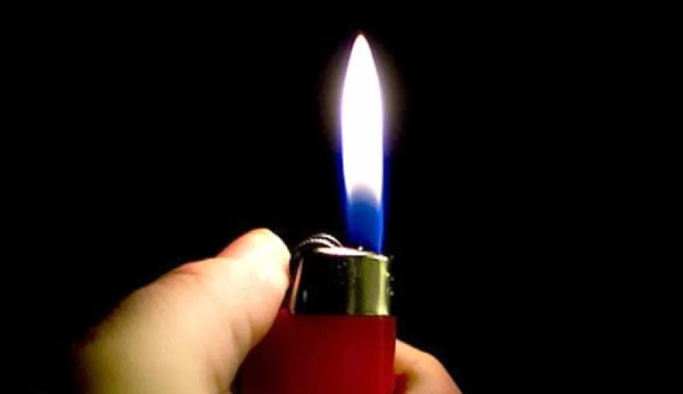 ?Igra s upaljačem uzrokovala poarZAGRAĐE - Nevina dječija igra krivac je za poar u Zagrađu u Poeko-slavonskoj upaniji. Kako doznajemo od Nikoline Janković, iz PU poeko-slavonske, dijete se u četvrtak oko 14,30 sati igralo u polju iza kuće. Igrajući se upaljačem dijete je zapalilo 20 rolo bala sijena. Srećom, dijete nije ozlijeđeno. Materijalna teta znati će se po okončanju očevida policije. Poar su ugasili vatrogasci iz Pleternice.------CRNA2 ST