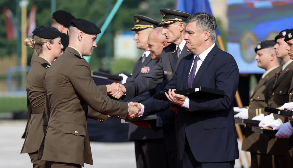 Zagreb, 28.08.2025 - Predsjednik Republike Hrvatske i vrhovni zapovjednik Oružanih snaga RH Zoran Milanović uručo je će prve časničke činove 17., 18. i 19. nara&scaron;taju kadeta Hrvatskog vojnog učili&scaron;ta "Dr. Franjo Tuđman" diplomiranih u jesenskom roku. Na slici predsjednik Zoran Milanović, načelnik GS OSRH Tihomir Kundid.foto HINA/ Damir SENČAR/ds