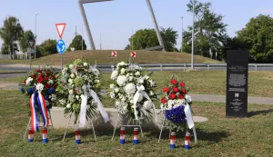 Osijek, 28. 08. 2025, GČ Brijest, Tihomir Florijančić, položio vijenac i zapalio svjećču kod spomen obilježja Hrvatskih Dragovoljaca a kasnije i kod spomen obilježja "Posljednji kadar" - Žarko Kajić.snimio GOJKO MITIĆ