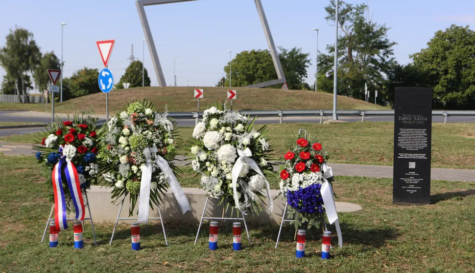 Osijek, 28. 08. 2025, GČ Brijest, Tihomir Florijančić, položio vijenac i zapalio svjećču kod spomen obilježja Hrvatskih Dragovoljaca a kasnije i kod spomen obilježja "Posljednji kadar" - Žarko Kajić.snimio GOJKO MITIĆ