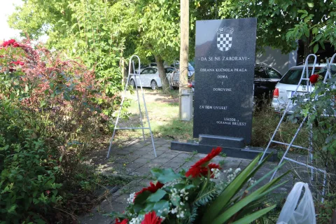 Osijek, 28. 08. 2025, GČ Brijest, Tihomir Florijančić, položio vijenac i zapalio svjećču kod spomen obilježja Hrvatskih Dragovoljaca a kasnije i kod spomen obilježja "Posljednji kadar" - Žarko Kajić.snimio GOJKO MITIĆ